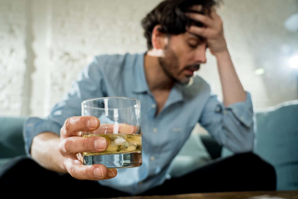 Alkohol und Verdauungskrankheiten - Mann trinkt Alkohol