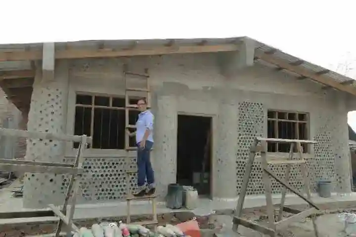 Maisons avec des bouteilles en PET.