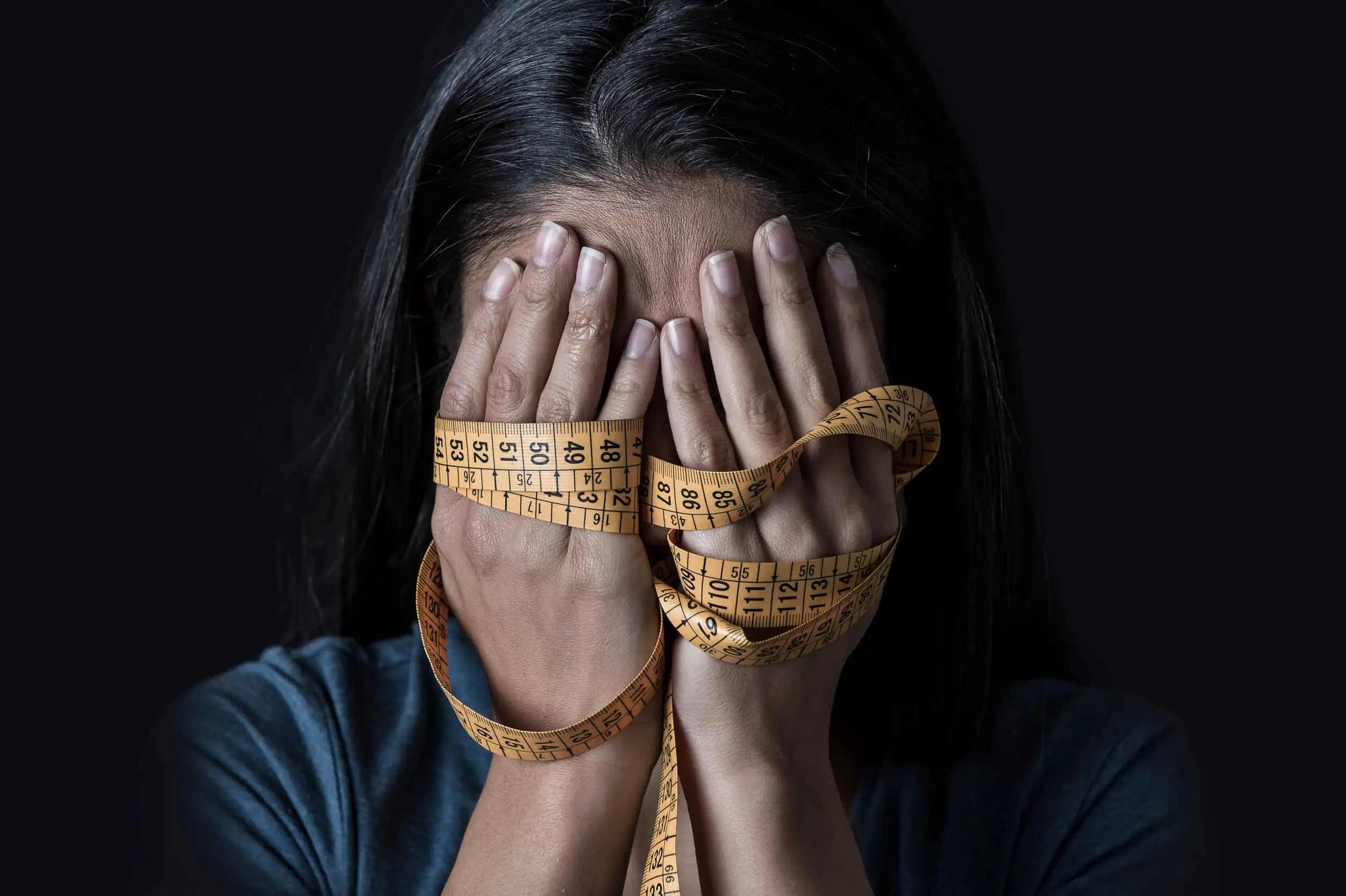 Mujer con bulimia por las redes sociales.