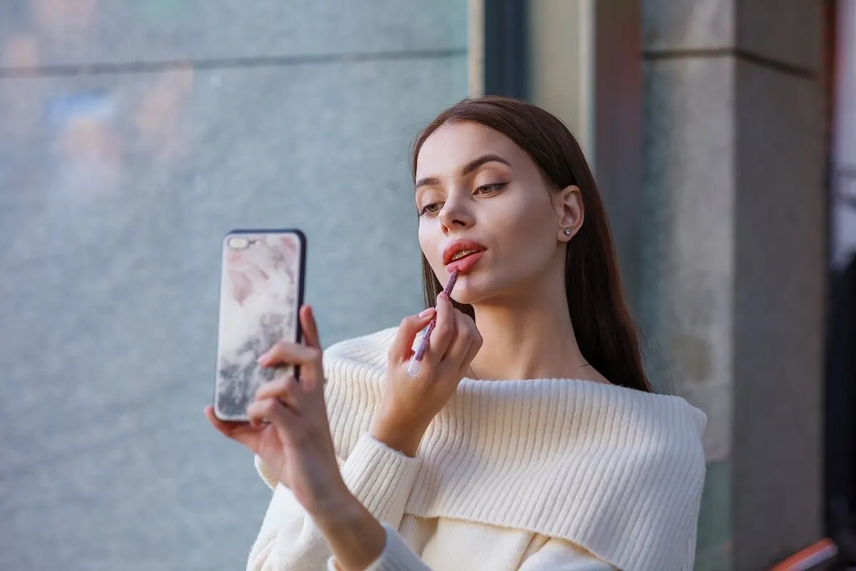 Vrouw brengt make-up aan