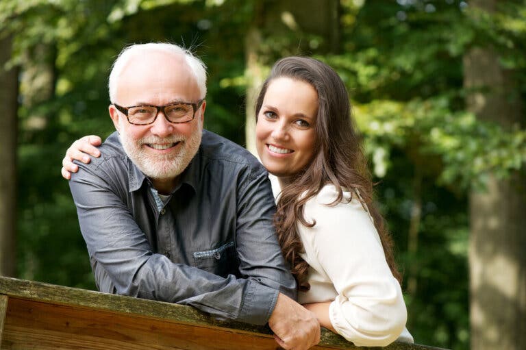 5 razones por las que disfrutas salir con hombres mayores