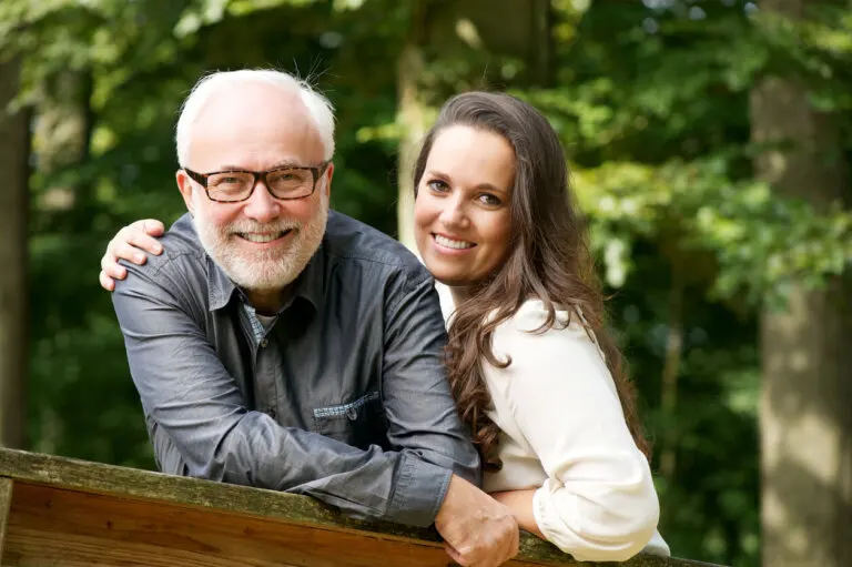 5 razones por las que disfrutas salir con hombres mayores