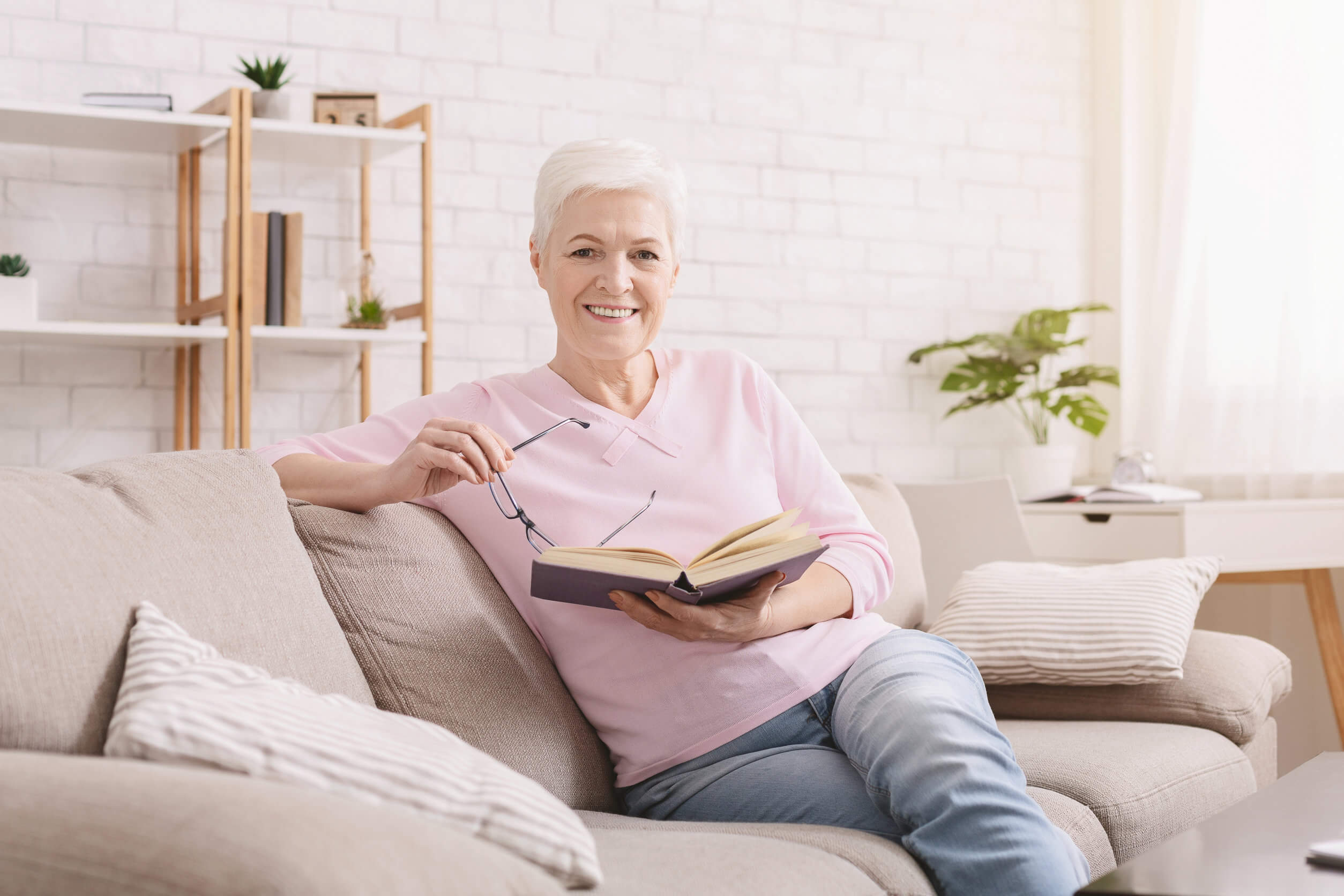 Lesen fördert die geistige Gesundheit - Frau mit einem Buch