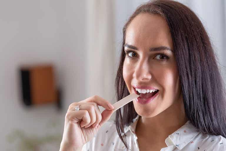Masticar chicles sin azúcar reemplaza el cepillado dental