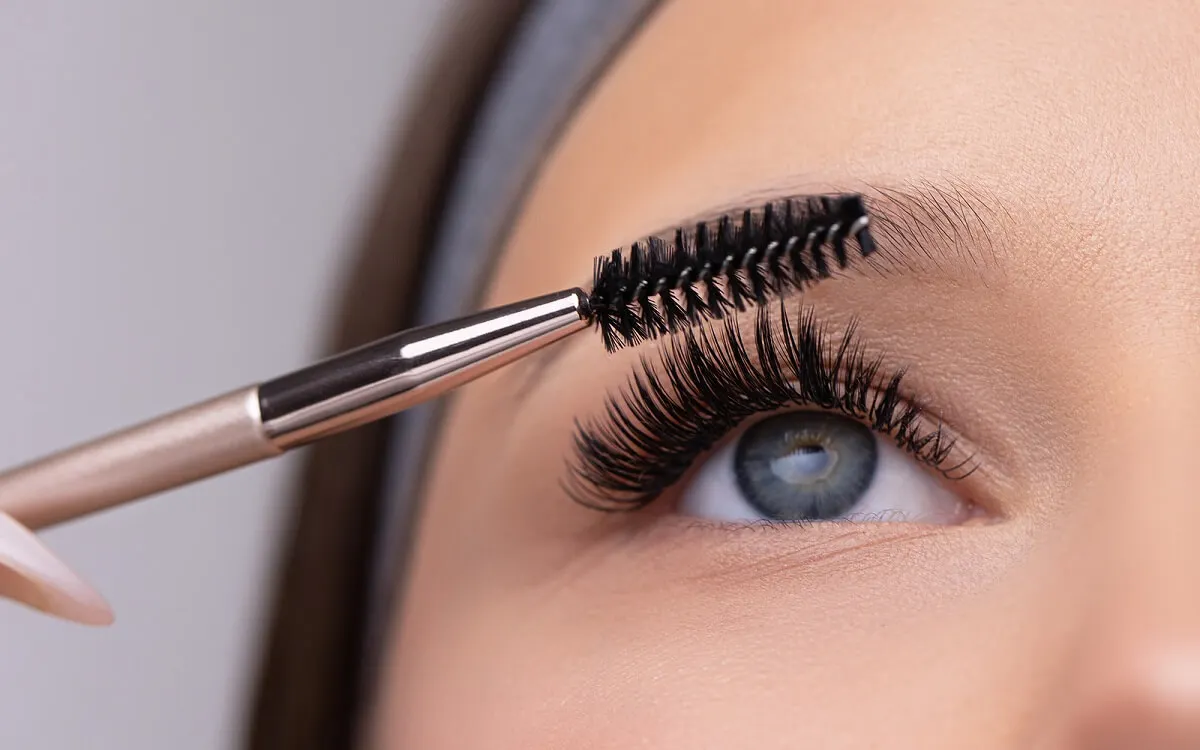 ¿Cómo se ponen las extensiones de pestañas?