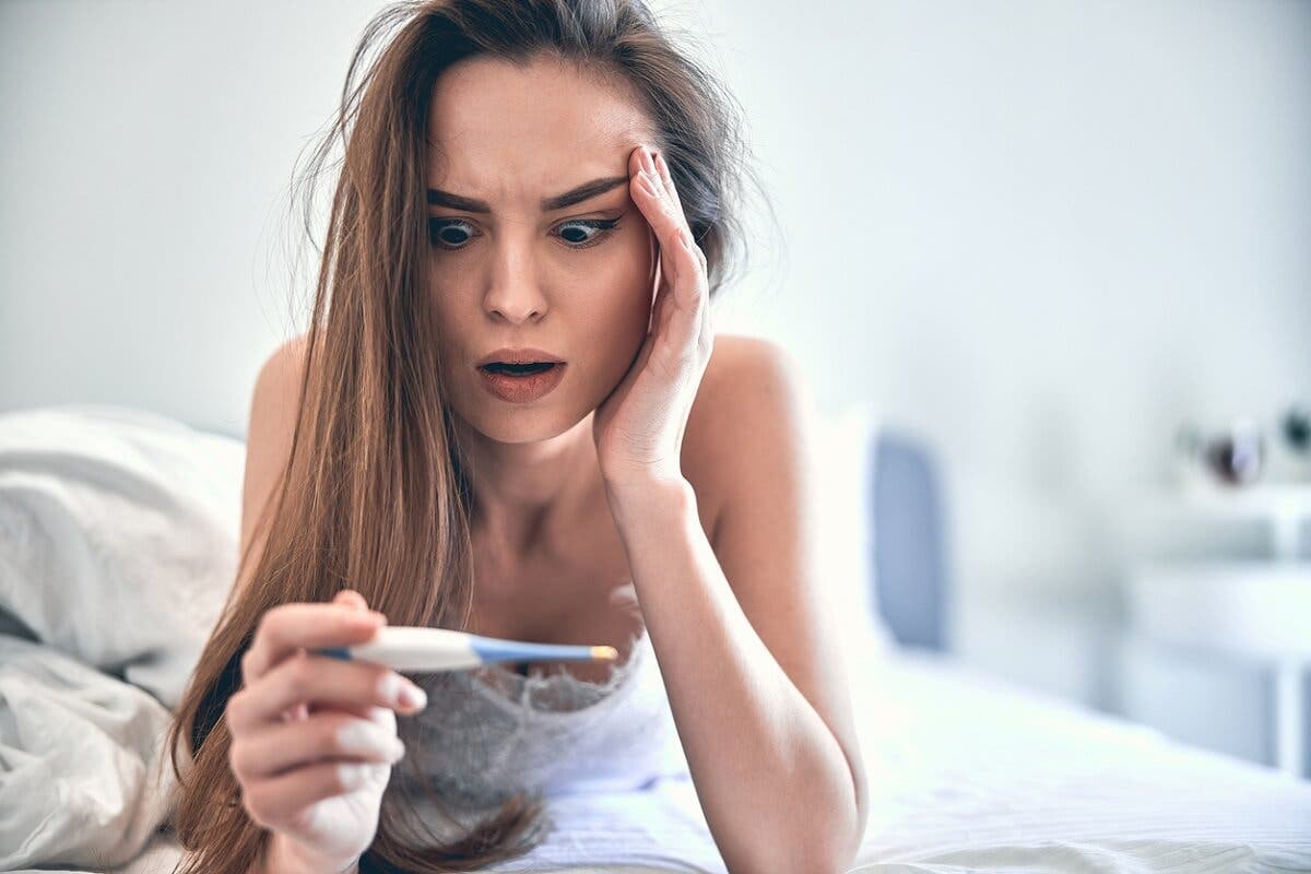 Mujer con prueba de embarazo