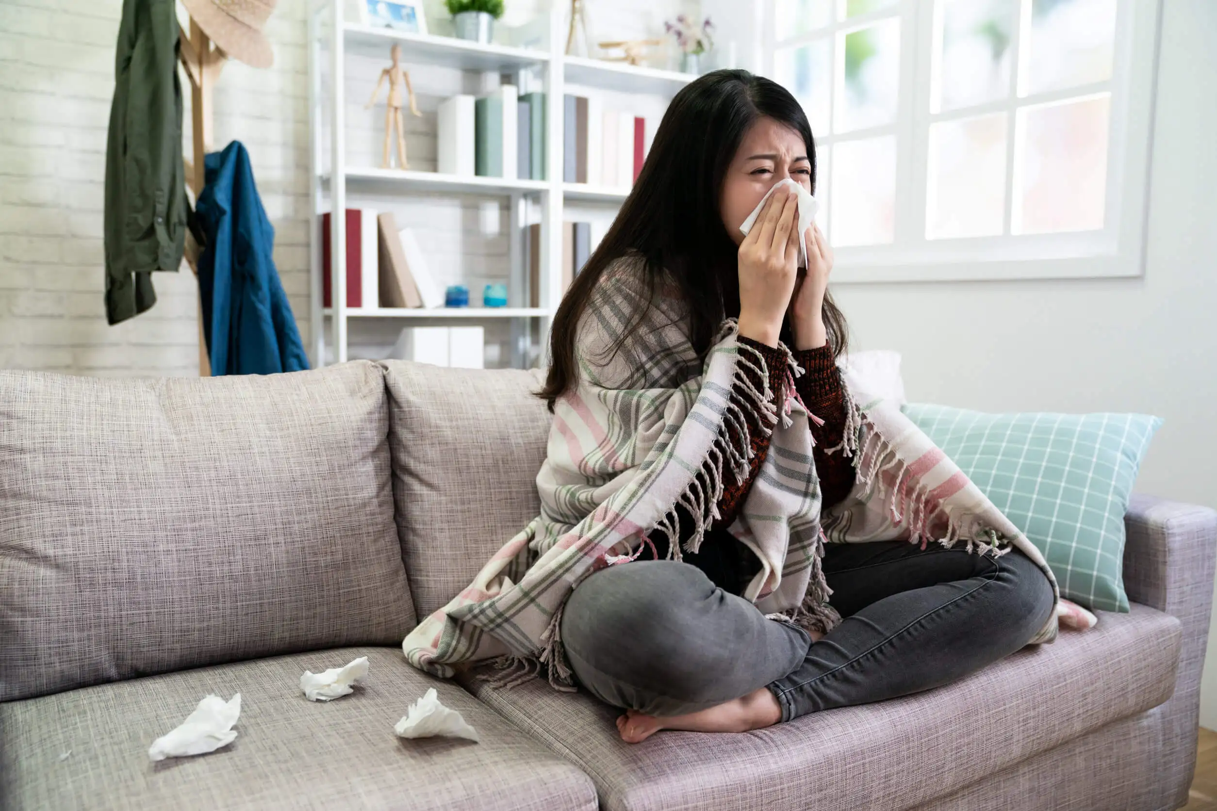 Nicht-allergische Rhinitis - Frau putzt sich die Nase