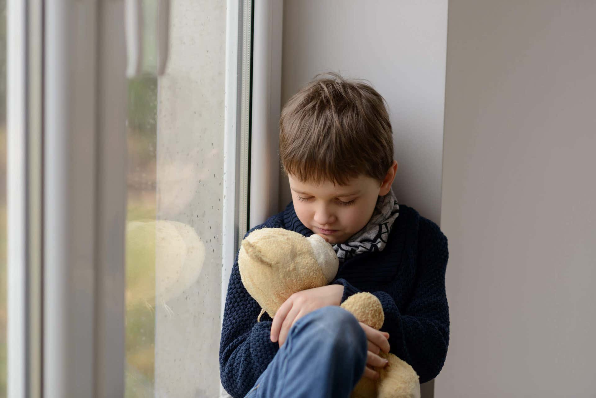 Selbstmorde - kleiner Junge mit einem Teddy