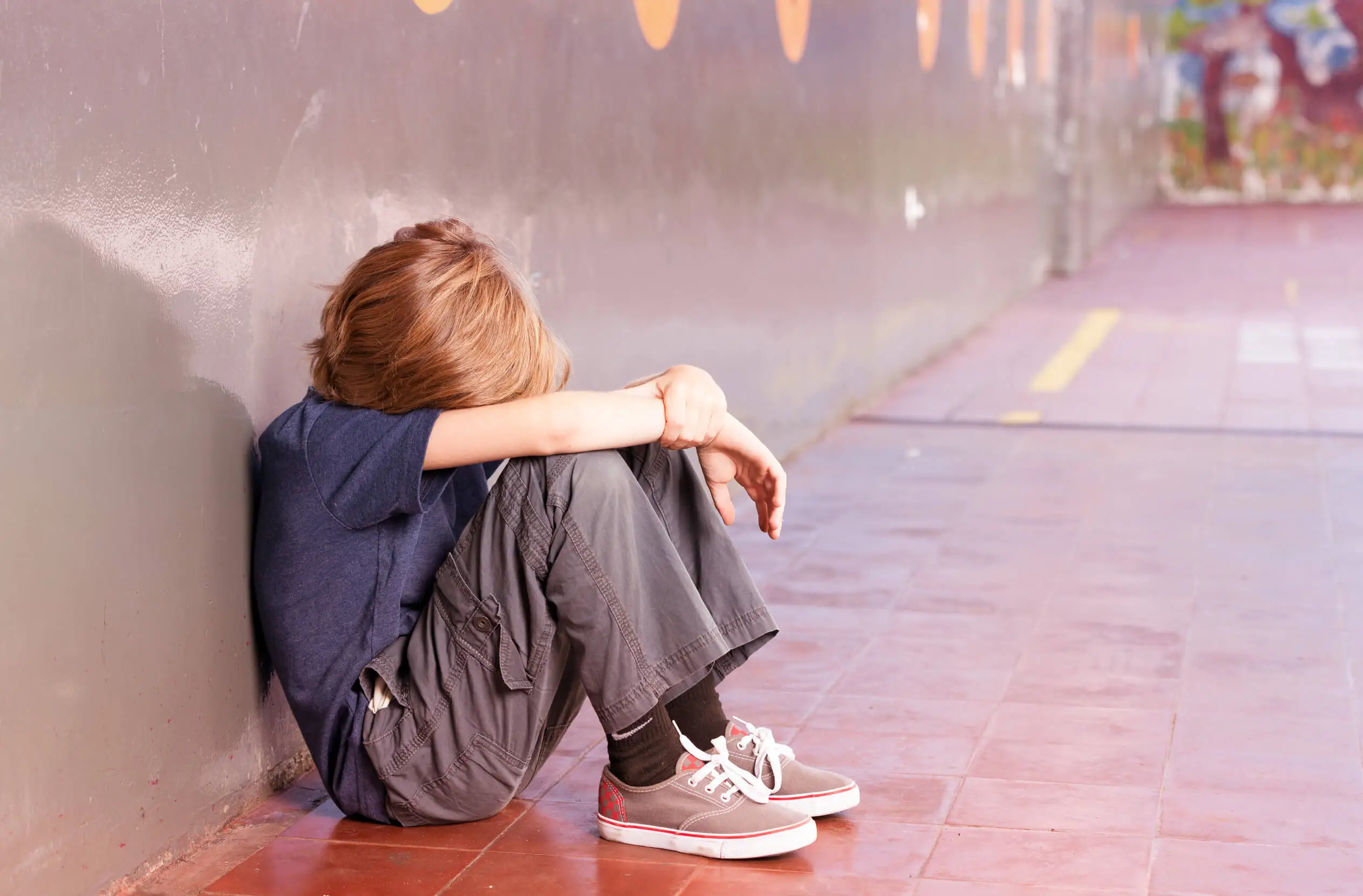 Niño triste en la escuela