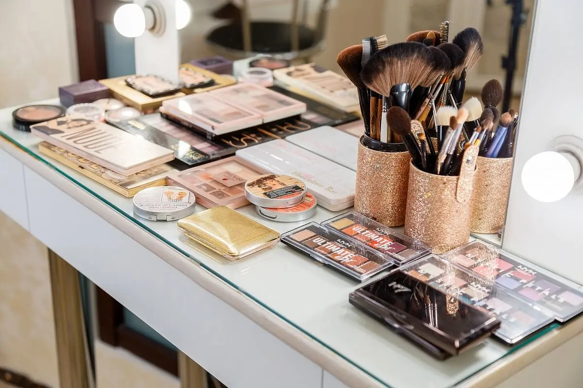 Kit de maquillaje con distintos tipos de rubores.