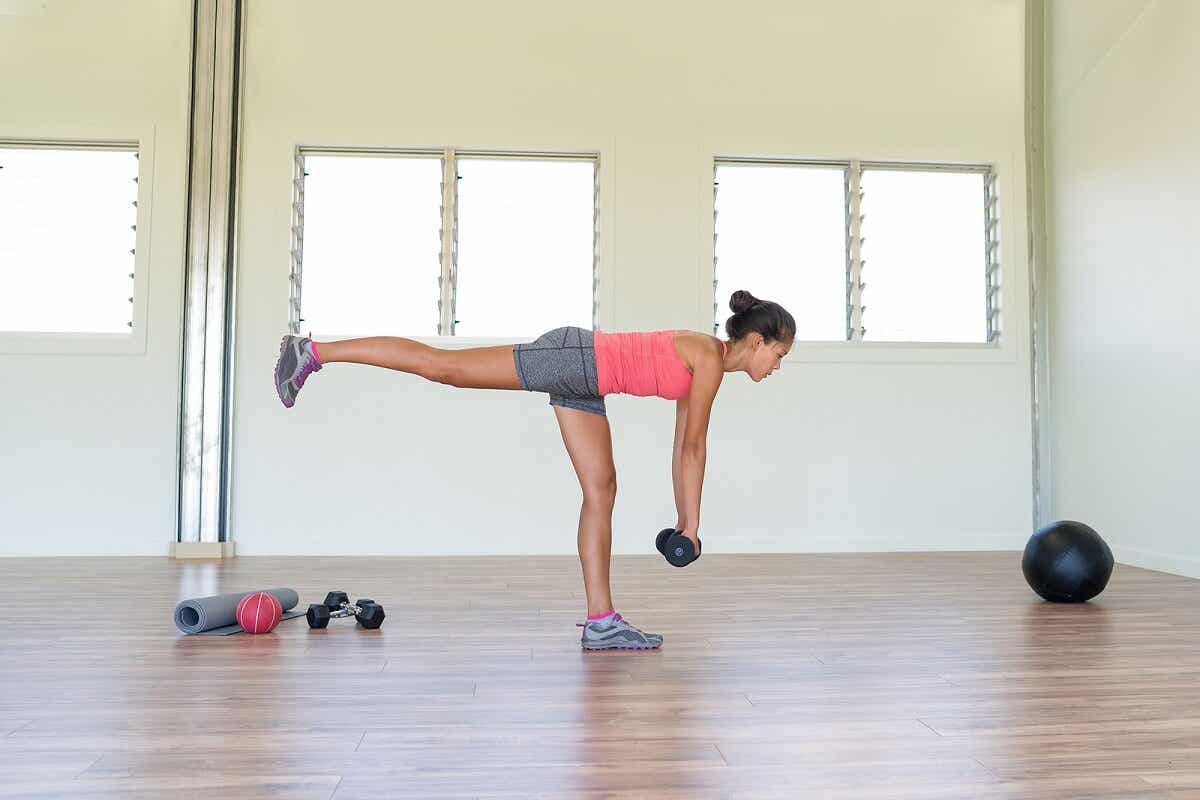 Unilaterale Übungen - Frau trainiert auf einem Bein