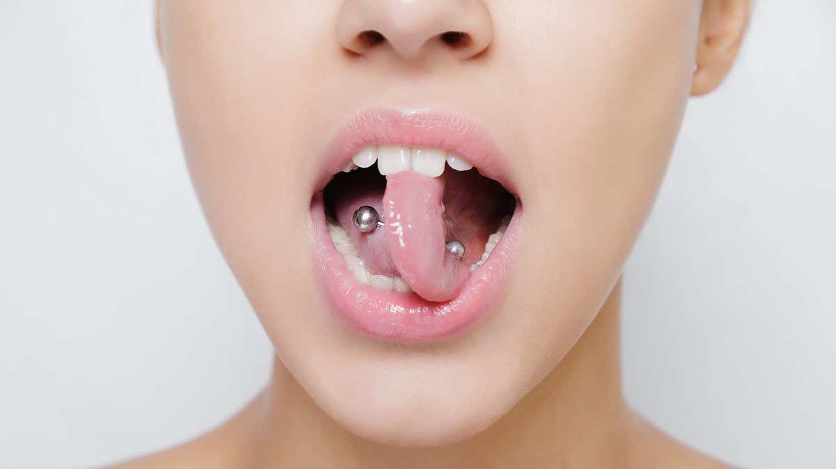 Piercing en la boca causa encías retraídas.