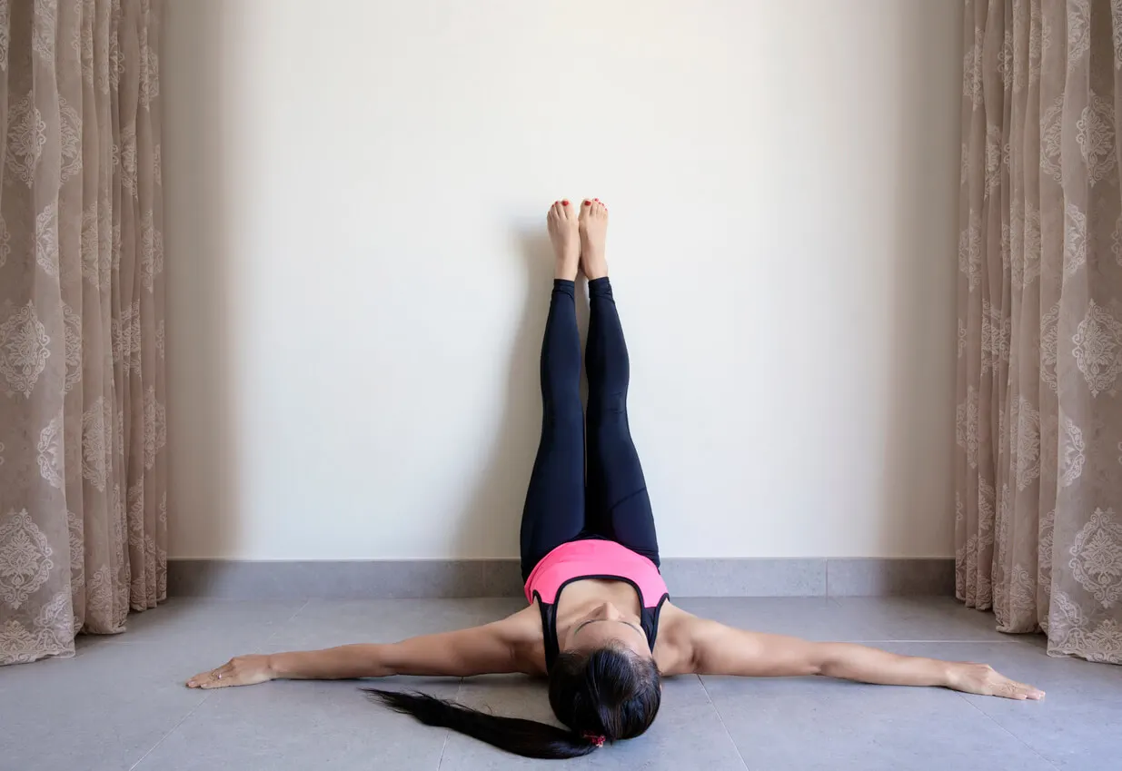Plancha brzucha en la pared.