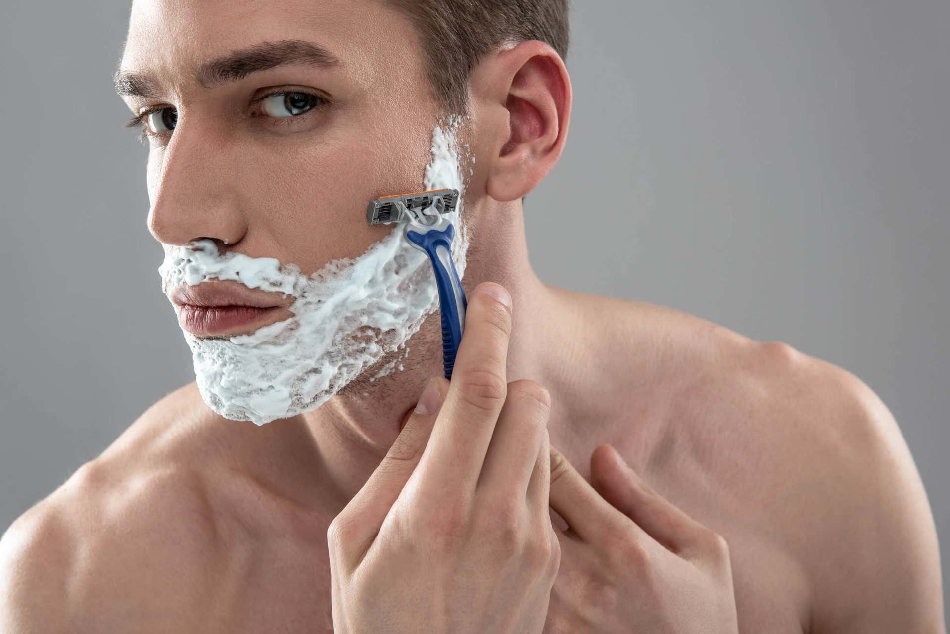 Afeitado en hombre no deja crecer la barba.