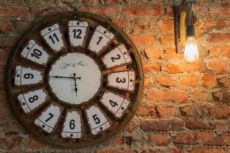 Reloj detenido trae malas energías según feng shui.