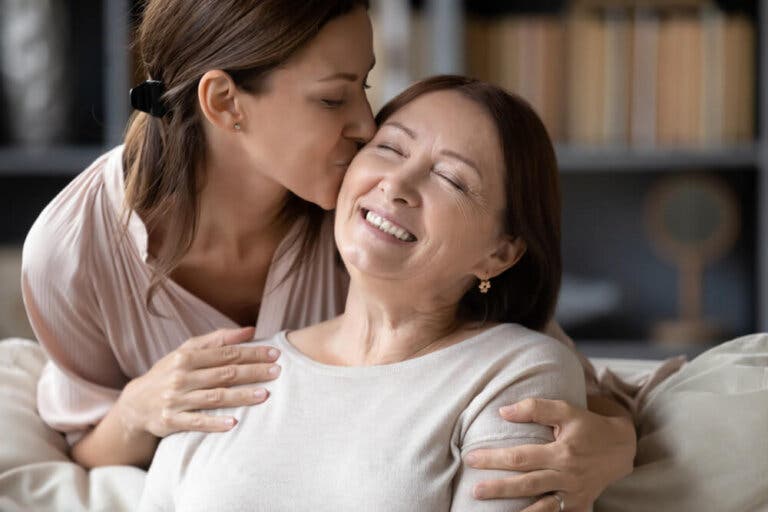 Siempre será bendecido el hijo que ayuda y cuida a sus padres con amor