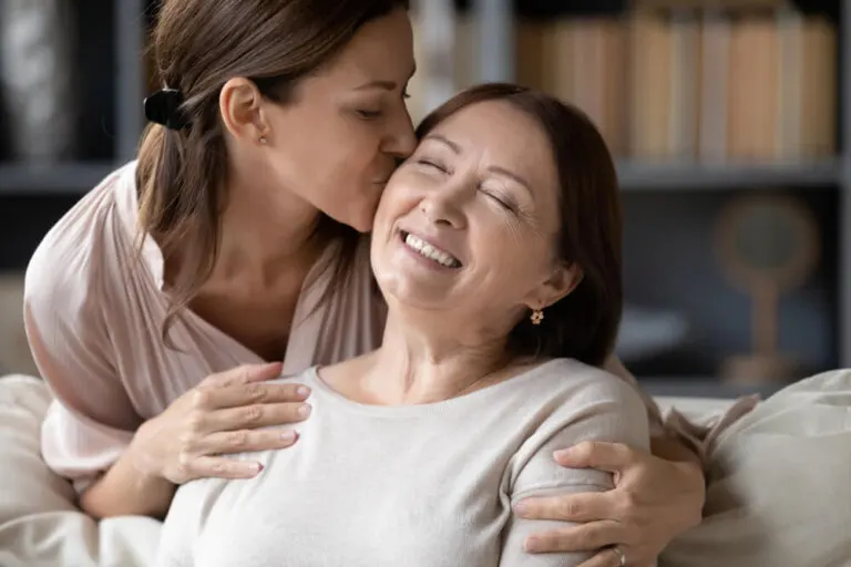 Siempre será bendecido el hijo que ayuda y cuida a sus padres con amor