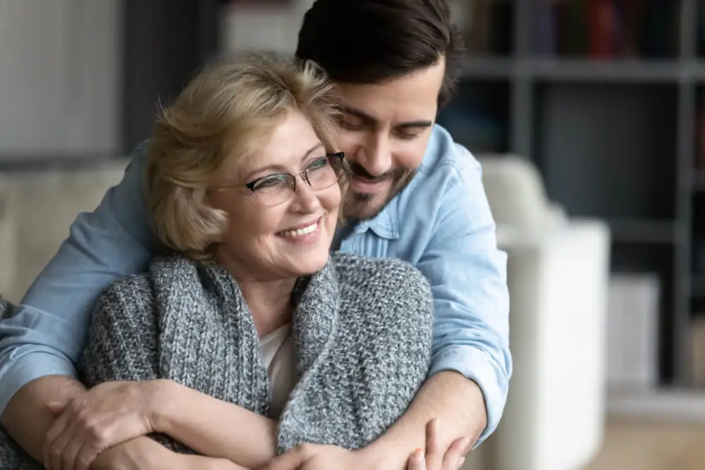 el hijo que ayuda y cuida a sus padres con amor