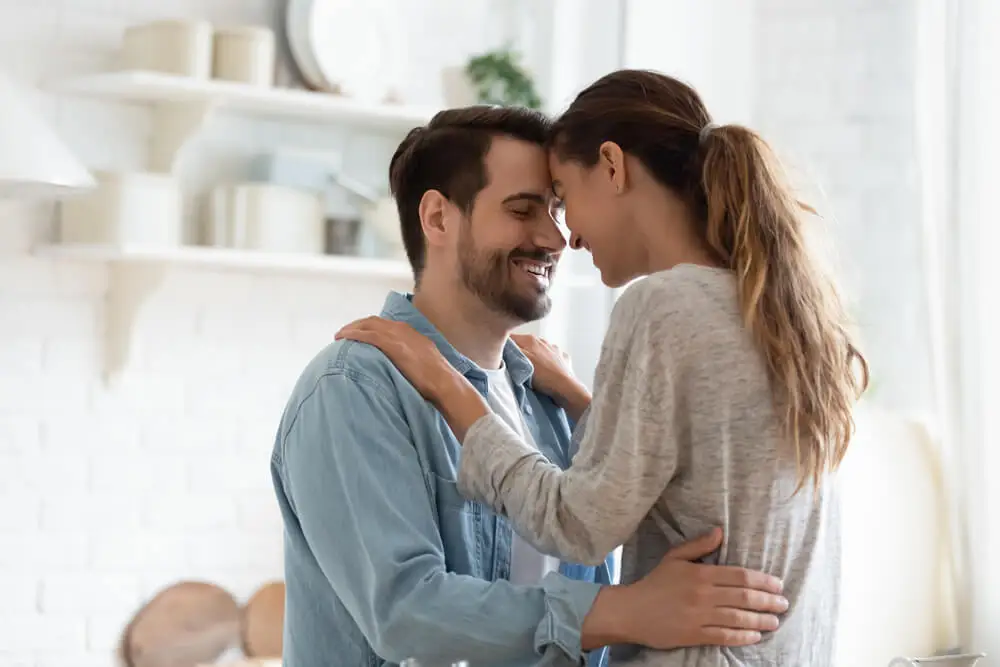 Femme forte à côté de son partenaire.