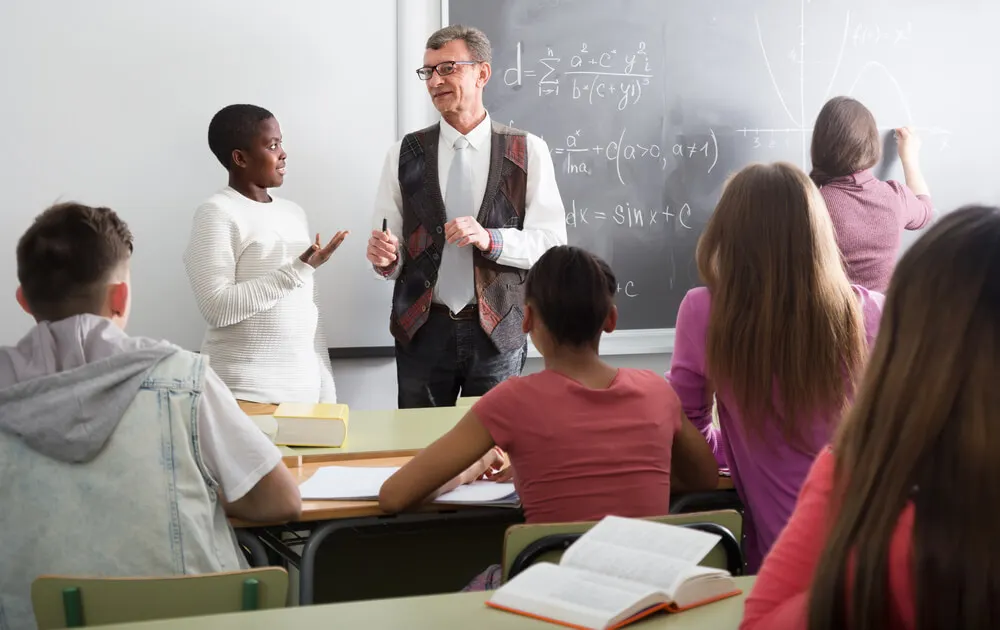 Profesor enseñando que “si para corregir debes humillar, entonces no tienes idea de lo que es enseñar”.