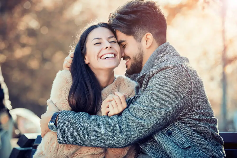 El que te ama, te llena de felicidad.