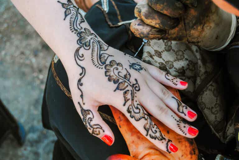 ¿Cuáles son los riesgos de utilizar henna negra?