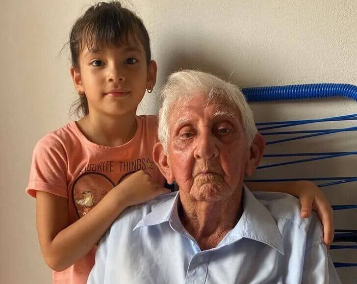 La bisnieta y su abuelo.
