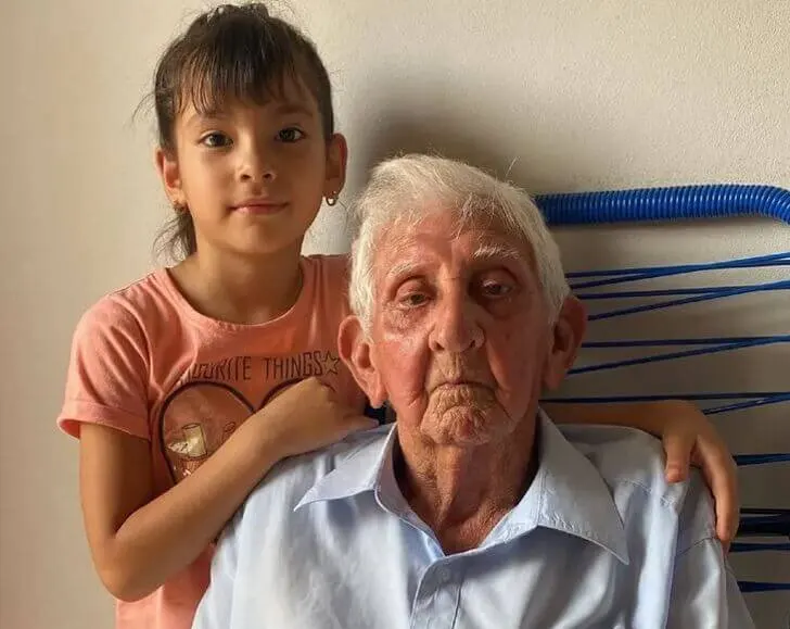 L'arrière-petite-fille et son grand-père.