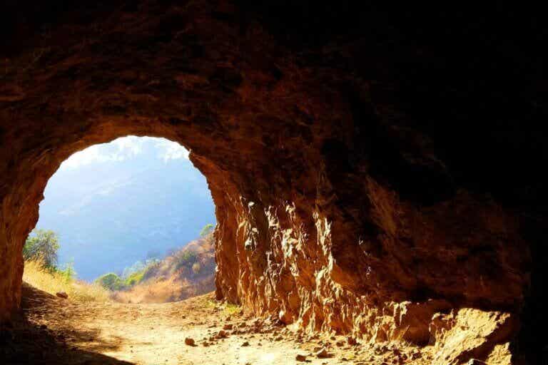 El mito de la caverna de Platón: significado y enseñanzas