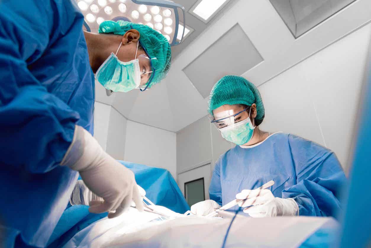La torsjonstestikkelen se aborda de manera quirúrgica.