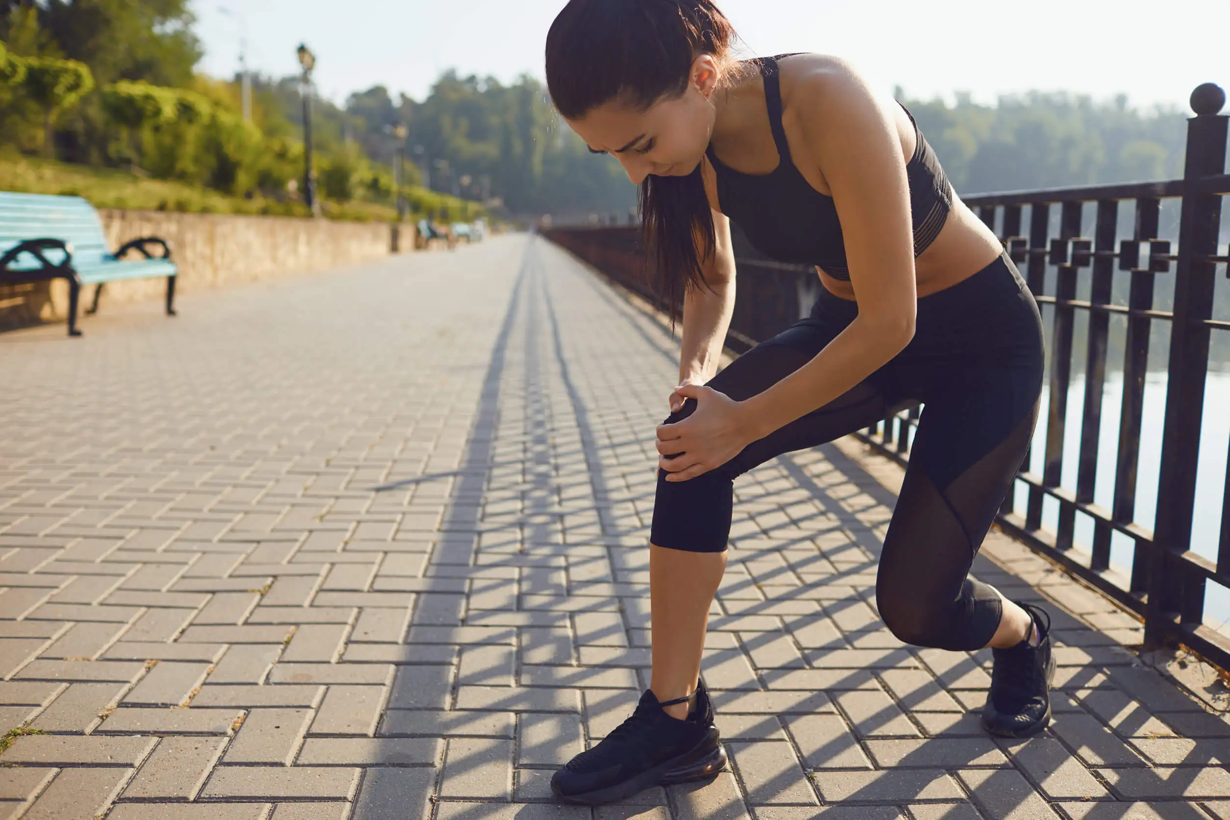 Rodilla lesionada en una mujer.