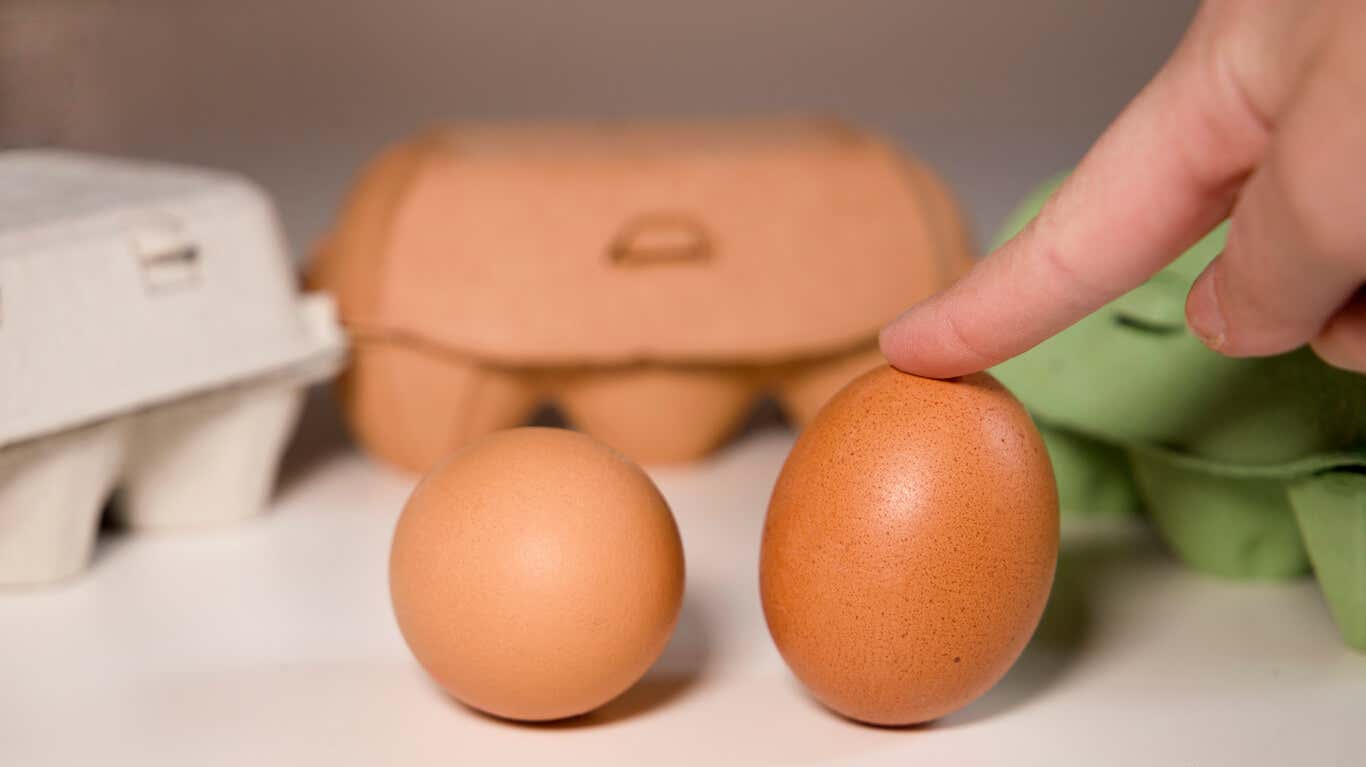 ¿Es malo consumir huevos crudos?