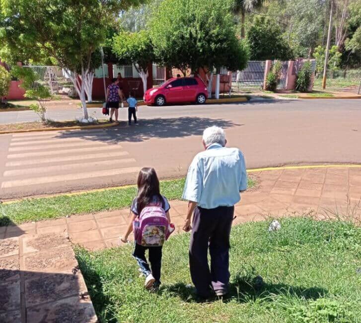 Le noble geste de grand-père avec son arrière-petite-fille.