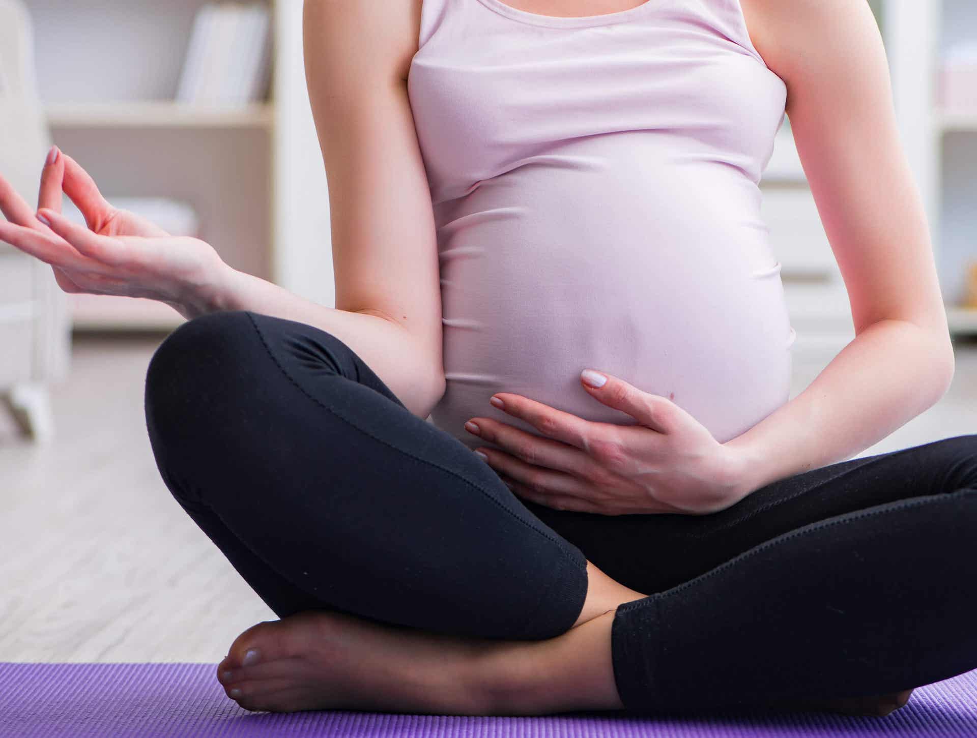 Hypnobirthing - schwangere Frau meditiert