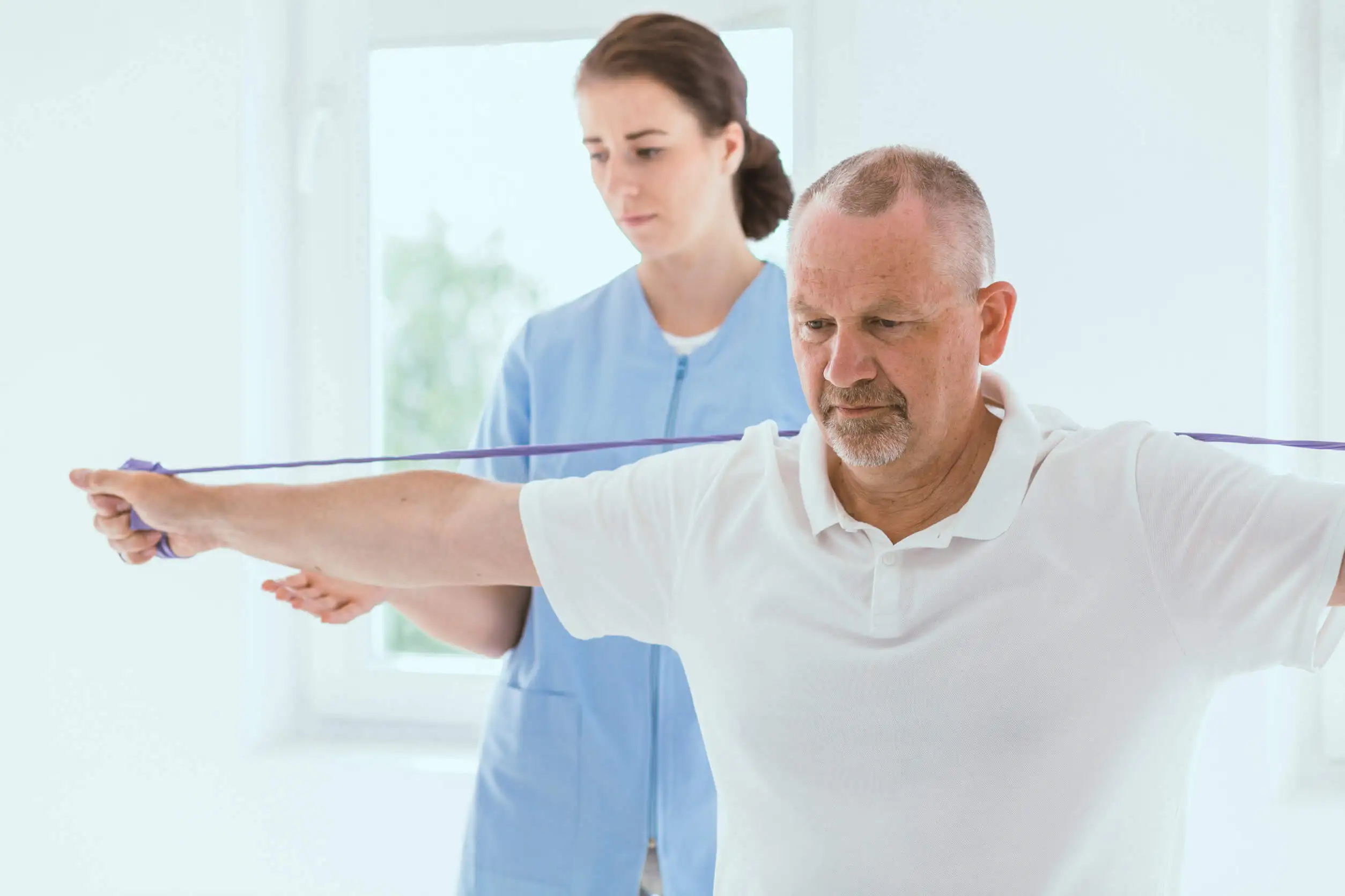 Physiothérapeute avec un patient.