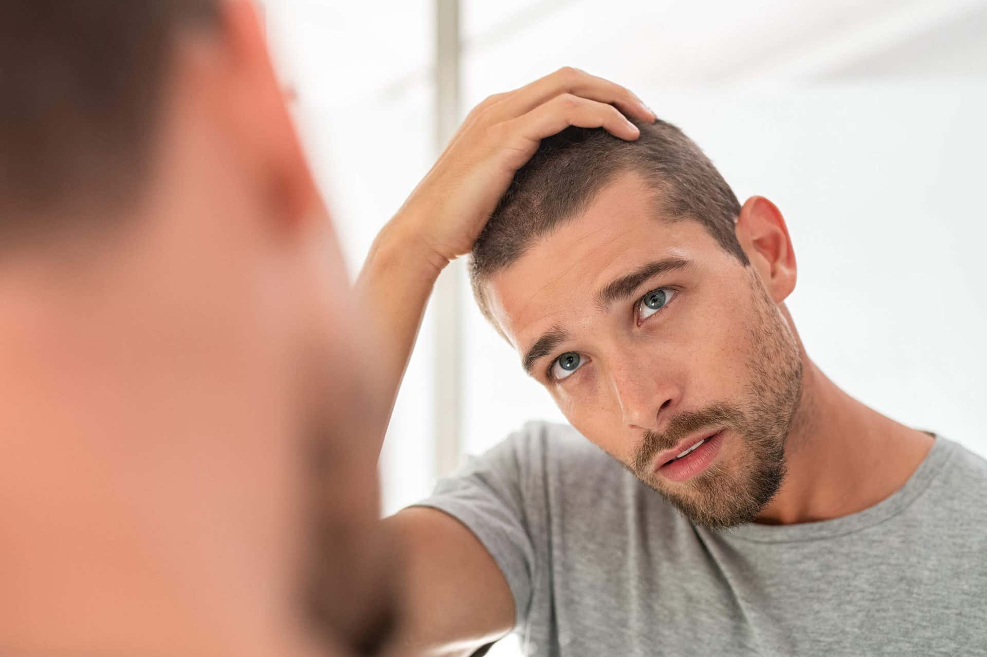 Mężczyzna przegląda swoje włosy
