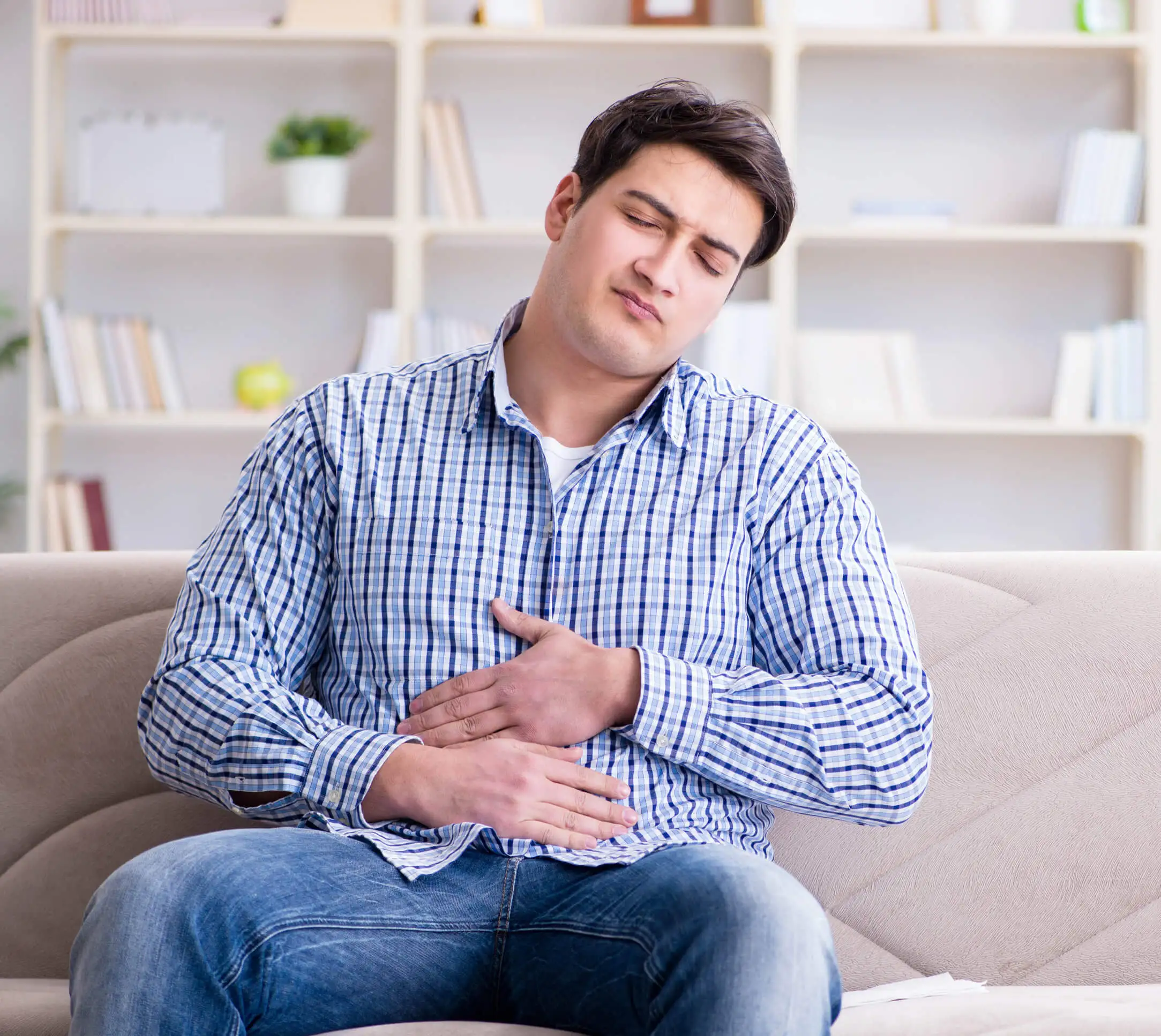 O homem constipado requer laxantes.