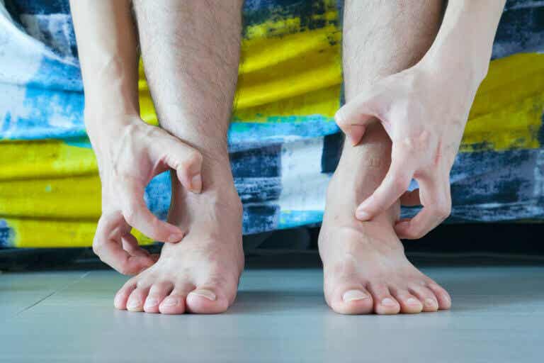 10 causas comunes de picazón en las piernas y qué hacer