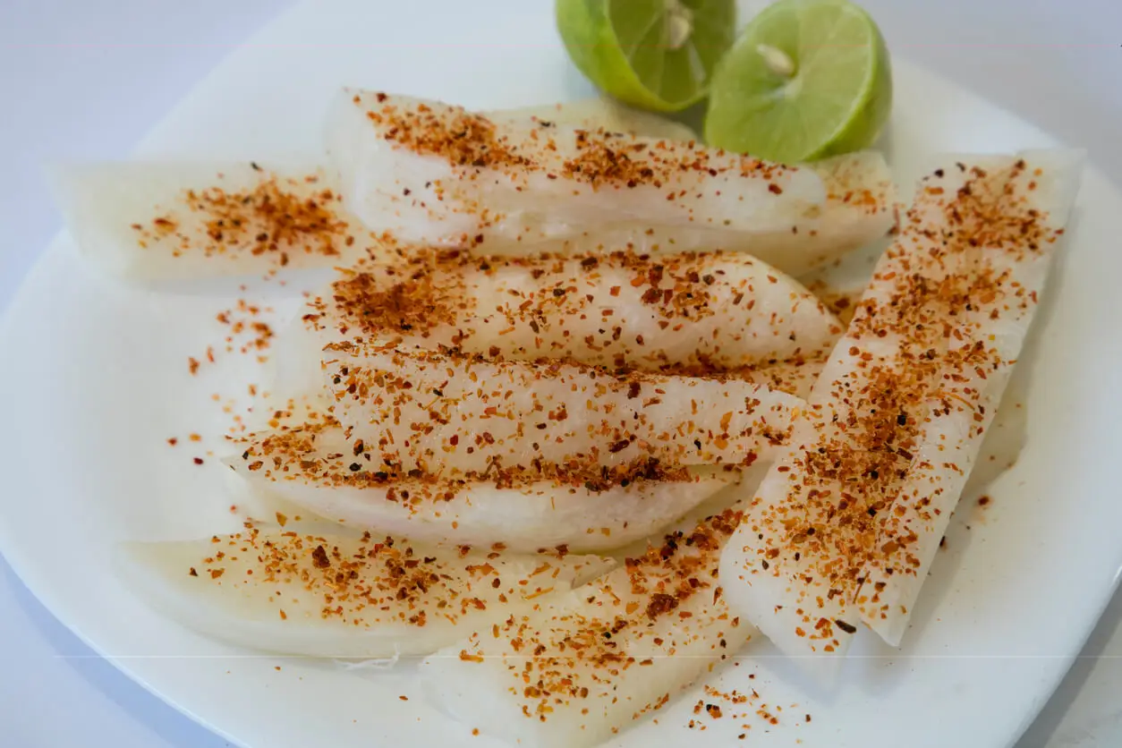 Comment le jicama est-il consommé ?