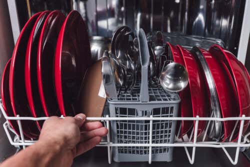 15 cosas que no debes meter en el lavavajillas