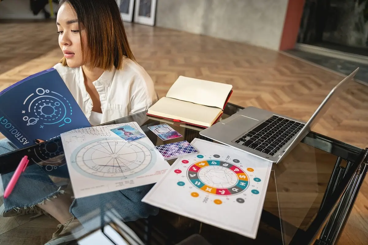 Vrouw leest horoscopen