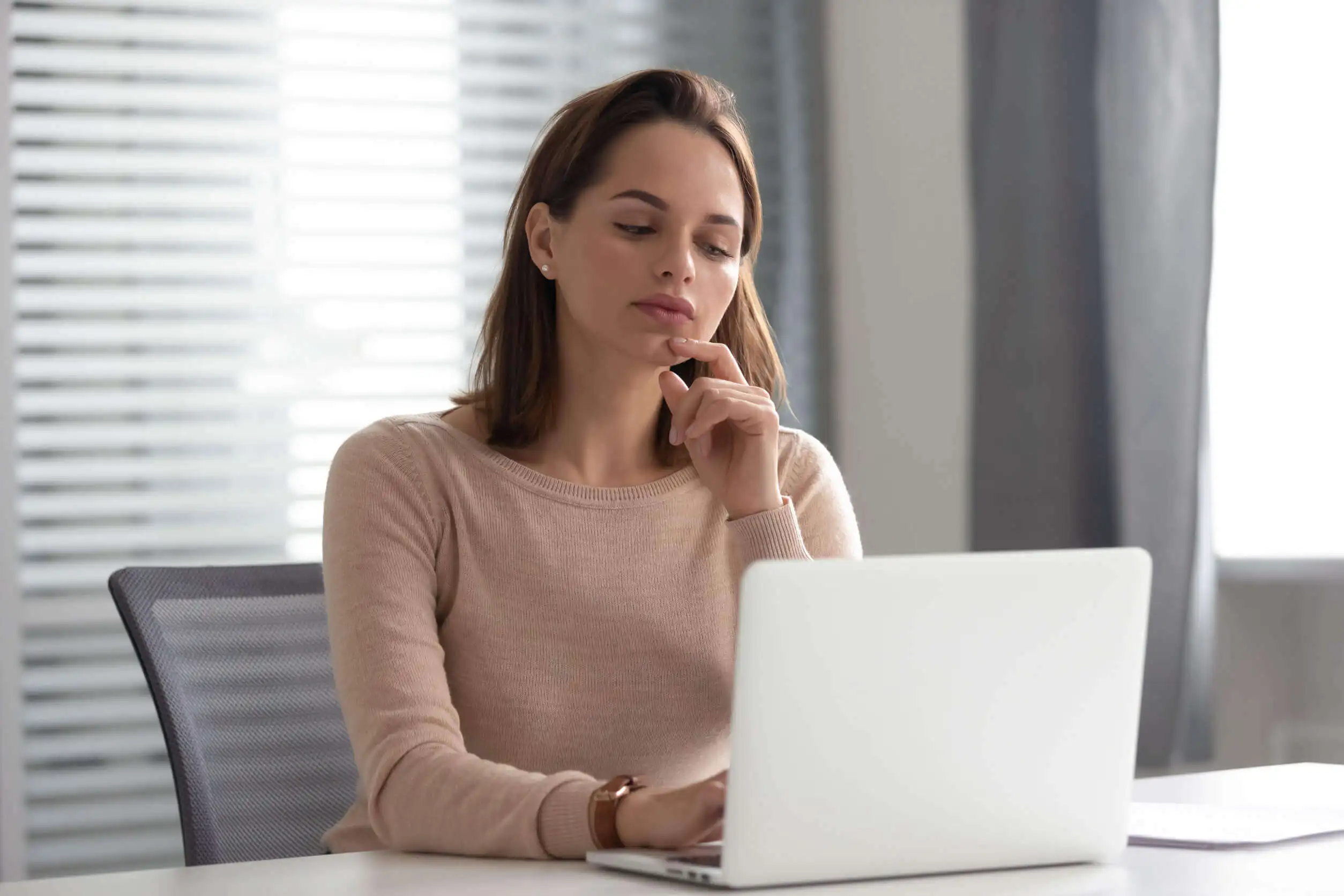 Mujer piensa con estándares inflexibles.