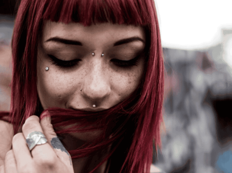 Me salió un bulto alrededor de un piercing, ¿qué puedo hacer?