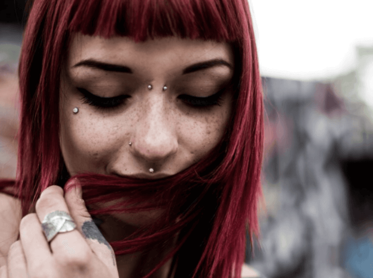 Me salió un bulto alrededor de un piercing, ¿qué puedo hacer?