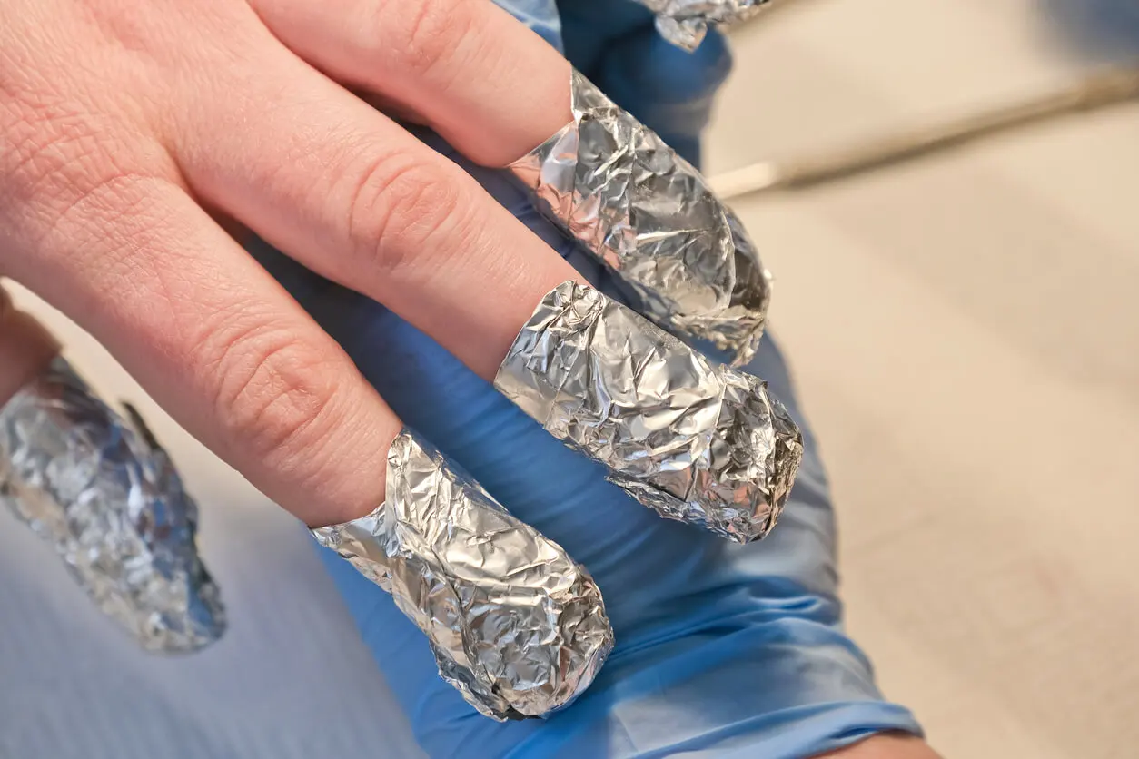 Gel-Nägel entfernen mit Alufolie