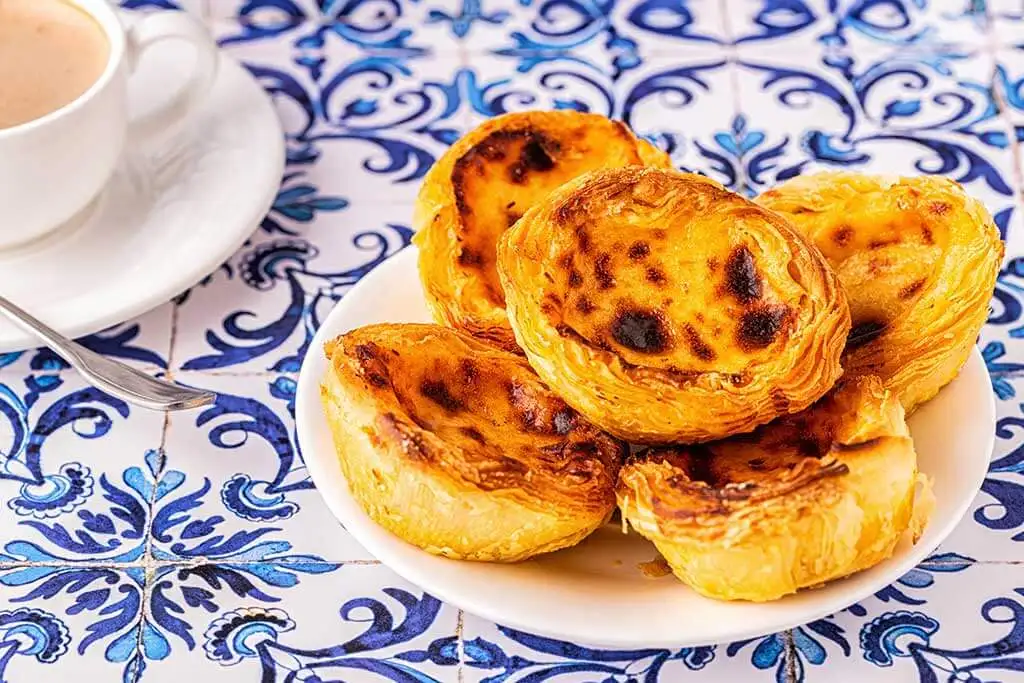 Cozinhe seus próprios bolos de Belém.