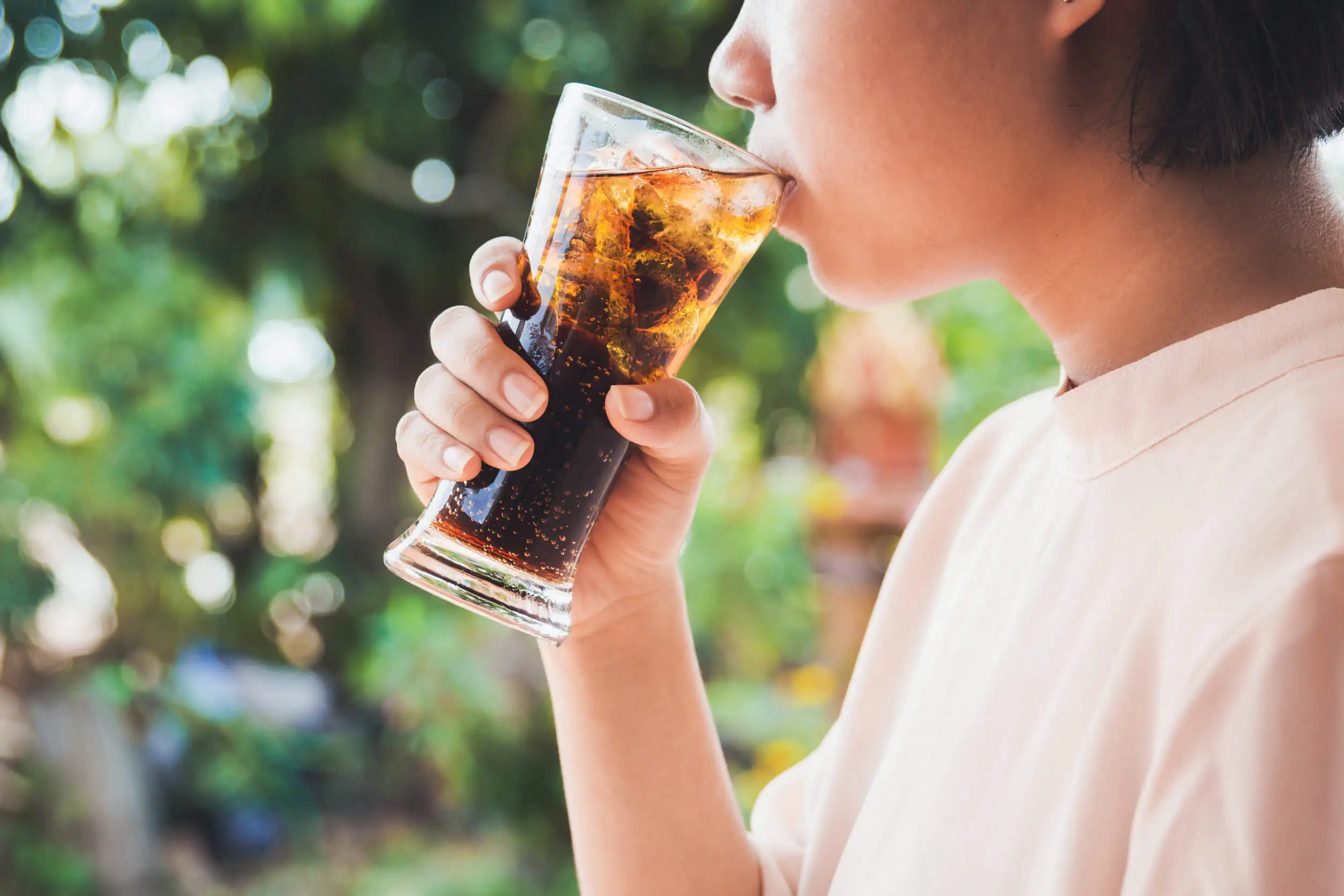 nach einer Tätowierung - Person trinkt ein Cola-Getränk