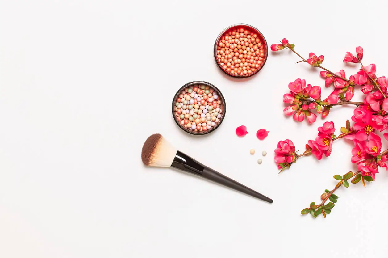 Rubor de maquillaje en perlas.