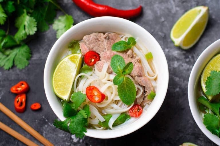¿Qué es la sopa Pho y cuáles son sus beneficios?