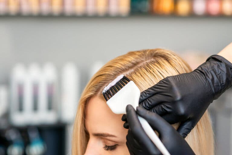 9 consejos para cuidar el cabello rubio